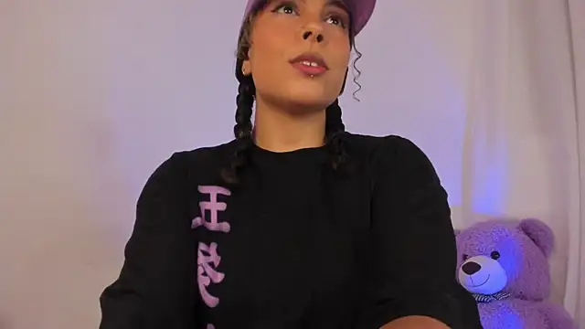 Snapshot of Violetta_cam_ chatting on 05/15/26, 02:18 Violetta cam online show from 05/15/26, 02:18