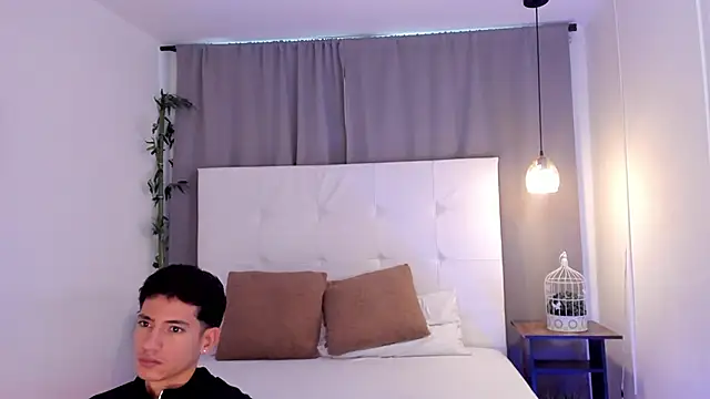 Snapshot of Alejo-and-Thiago chatting on 05/28/26, 12:24 Alejo-and-Thiago online show from 05/28/26, 12:24