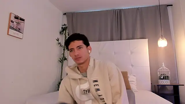 Snapshot of Alejo-and-Thiago chatting on 06/25/26, 12:20 Alejo-and-Thiago online show from 06/25/26, 12:20