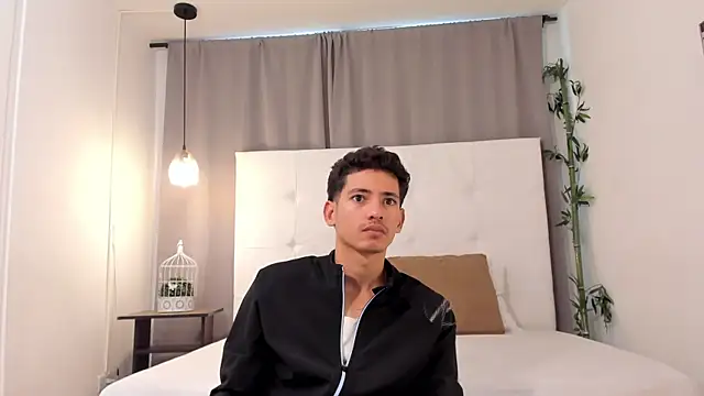 Snapshot of Alejo-and-Thiago chatting on 07/17/26, 12:34 Alejo-and-Thiago online show from 07/17/26, 12:34