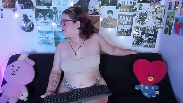 Snapshot of helleen21 chatting on 05/15/26, 04:19 helleen21 online show from 05/15/26, 04:19