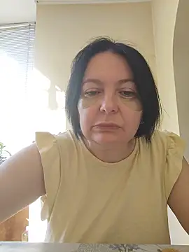 Snapshot of EmmaEmmy40 chatting on 05/17/26, 05:49 EmmaEmmy40 online show from 05/17/26, 05:49