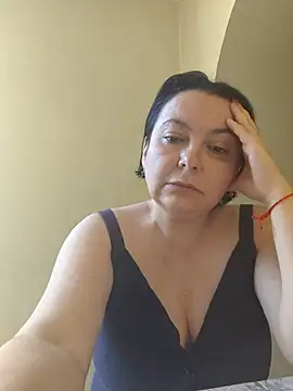 Snapshot of EmmaEmmy40 chatting on 06/27/26, 03:17 EmmaEmmy40 online show from 06/27/26, 03:17