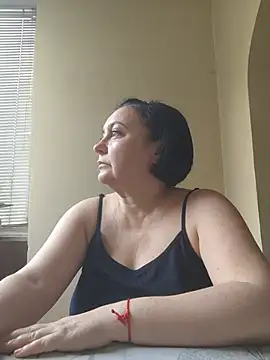 Snapshot of EmmaEmmy40 chatting on 07/02/26, 04:02 EmmaEmmy40 online show from 07/02/26, 04:02
