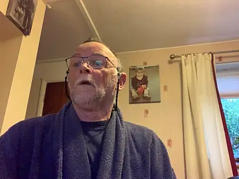 Snapshot of Moonraker64 chatting on 05/19/26, 05:14 Moonraker64 online show from 05/19/26, 05:14