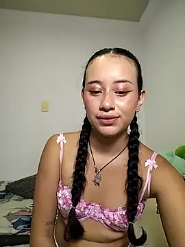 Snapshot of L0lita_Emi12 chatting on 05/17/26, 12:19 L0lita Emi12 online show from 05/17/26, 12:19