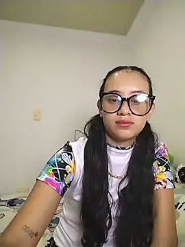 Snapshot of L0lita_Emi12 chatting on 05/19/26, 11:05 L0lita Emi12 online show from 05/19/26, 11:05