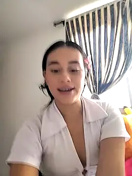 Snapshot of L0lita_Emi12 chatting on 06/17/26, 09:27 L0lita Emi12 online show from 06/17/26, 09:27