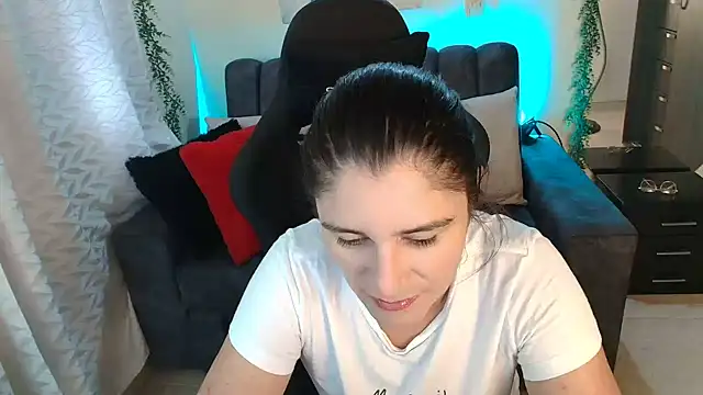 Snapshot of LUCYMILF_SEXY chatting on 07/18/26, 03:05 LUCYMILF SEXY online show from 07/18/26, 03:05