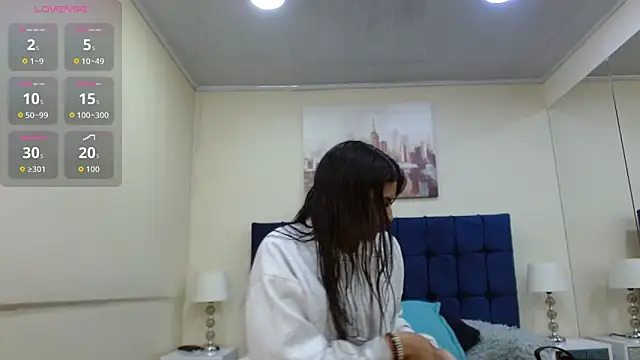 Snapshot of ValerieLyon_ chatting on 05/28/26, 08:17 ValerieLyon online show from 05/28/26, 08:17