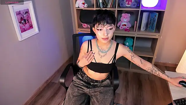 Snapshot of shiny_wolf chatting on 06/18/26, 08:46 shiny wolf online show from 06/18/26, 08:46