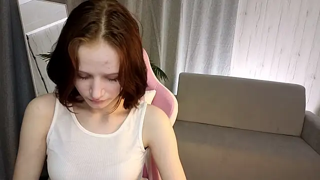 Snapshot of AliceJohansone chatting on 05/18/26, 04:07 AliceJohansone online show from 05/18/26, 04:07