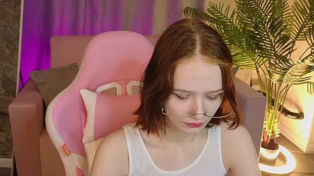 Snapshot of AliceJohansone chatting on 05/25/26, 01:33 AliceJohansone online show from 05/25/26, 01:33