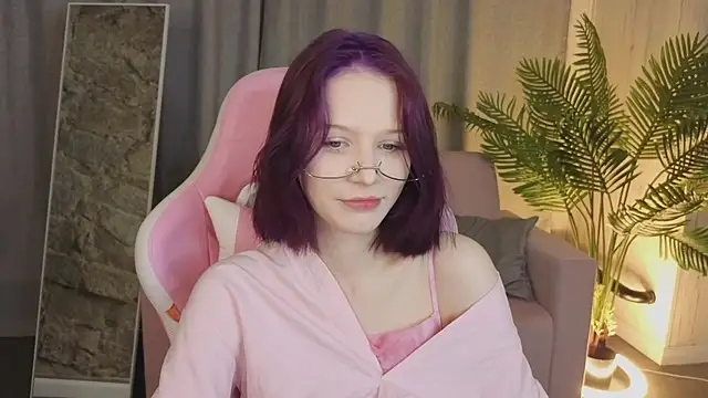 Snapshot of AliceJohansone chatting on 05/28/26, 01:36 AliceJohansone online show from 05/28/26, 01:36