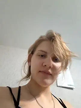 mooniekiss online show from 05/11/26, 07:22