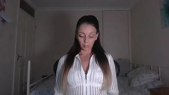 LouiseLovell online show from 05/17/26, 07:21
