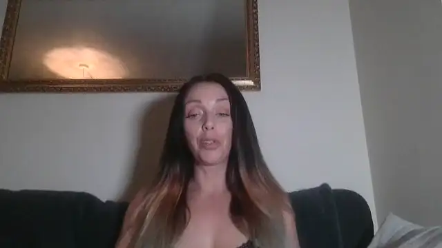 Snapshot of LouiseLovell chatting on 06/11/26, 10:19 LouiseLovell online show from 06/11/26, 10:19