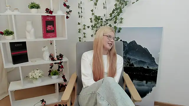 Snapshot of MavisBuzzo chatting on 05/13/26, 05:05 MavisBuzzo online show from 05/13/26, 05:05