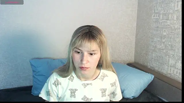 Snapshot of polly_holyy chatting on 05/18/26, 01:02 polly holyy online show from 05/18/26, 01:02