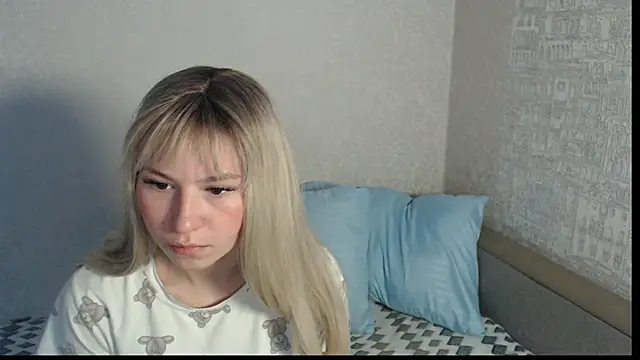 Snapshot of polly_holyy chatting on 05/21/26, 01:23 polly holyy online show from 05/21/26, 01:23