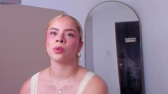 Snapshot of Alesssia_Moon chatting on 06/30/26, 01:45 Alesssia Moon online show from 06/30/26, 01:45