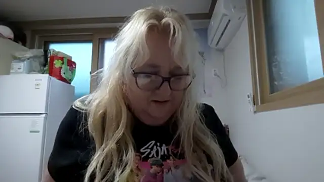 Snapshot of Monalissa729 chatting on 05/17/26, 10:22 Monalissa729 online show from 05/17/26, 10:22
