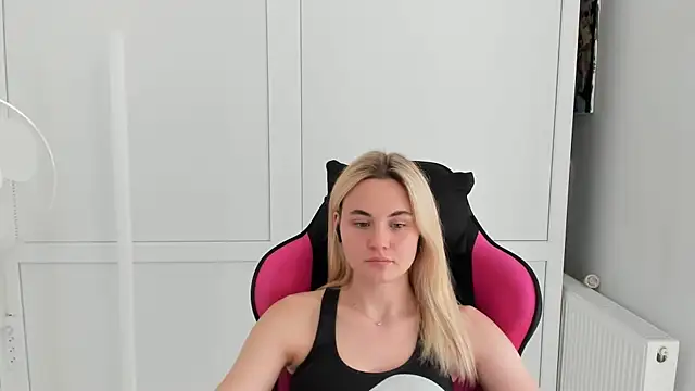 Snapshot of Emma_starrs_ chatting on 07/06/26, 04:42 Emma starrs online show from 07/06/26, 04:42