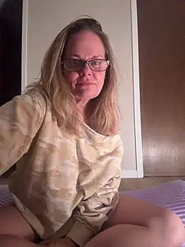 Snapshot of christinamoon0612 chatting on 05/19/26, 05:14 christinamoon0612 online show from 05/19/26, 05:14