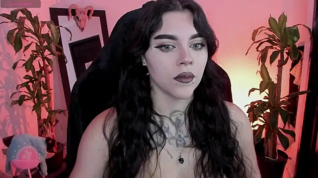 Snapshot of MissCharlottte_18 chatting on 05/15/26, 03:02 MissCharlottte 18 online show from 05/15/26, 03:02