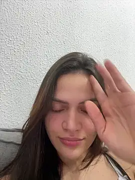 Snapshot of Sarah__hot chatting on 05/27/26, 01:02 Sarah hot online show from 05/27/26, 01:02