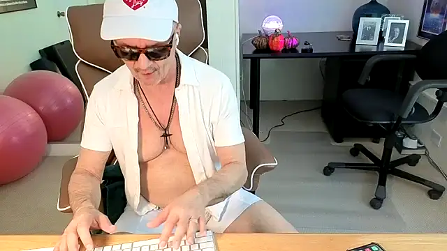 Snapshot of hotdadbod chatting on 11/14/25, 09:35 hotdadbod online show from 11/14/25, 09:35