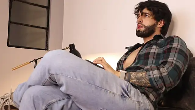 Snapshot of JuanMillano chatting on 05/30/26, 01:35 JuanMillano online show from 05/30/26, 01:35