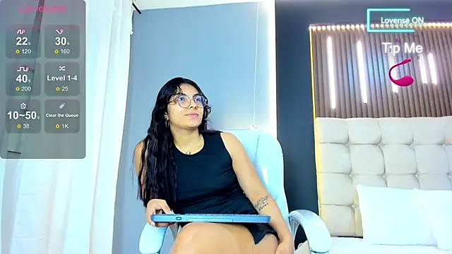 Snapshot of Amara_lune chatting on 06/18/26, 02:32 Amara lune online show from 06/18/26, 02:32