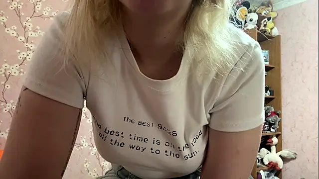 Snapshot of cloudcheek chatting on 05/14/26, 07:37 cloudcheek online show from 05/14/26, 07:37