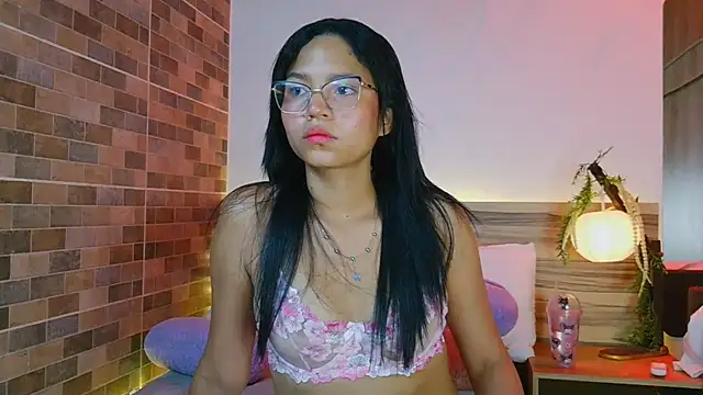 Snapshot of Evalune_ chatting on 06/24/26, 08:52 Evalune online show from 06/24/26, 08:52