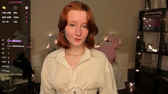 Snapshot of LallyLally_ chatting on 05/19/26, 03:40 LallyLally online show from 05/19/26, 03:40