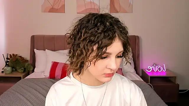 Snapshot of Kira__Fluffy chatting on 05/18/26, 05:35 Kira Fluffy online show from 05/18/26, 05:35
