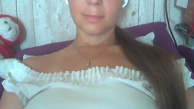 Snapshot of Bella--White chatting on 06/16/26, 05:43 Bella--White online show from 06/16/26, 05:43