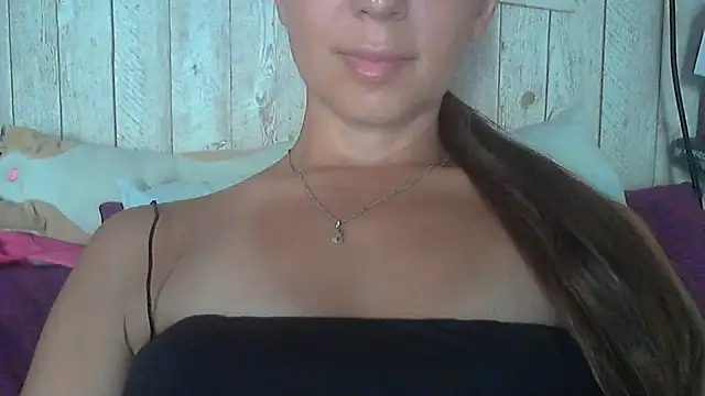 Snapshot of Bella--White chatting on 06/18/26, 01:48 Bella--White online show from 06/18/26, 01:48