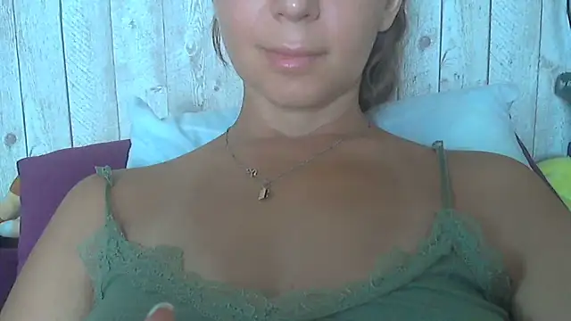 Snapshot of Bella--White chatting on 07/05/26, 06:20 Bella--White online show from 07/05/26, 06:20
