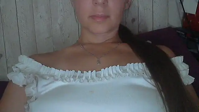 Snapshot of Bella--White chatting on 07/09/26, 02:43 Bella--White online show from 07/09/26, 02:43