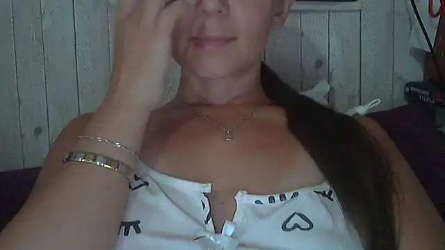 Snapshot of Bella--White chatting on 07/15/26, 02:00 Bella--White online show from 07/15/26, 02:00