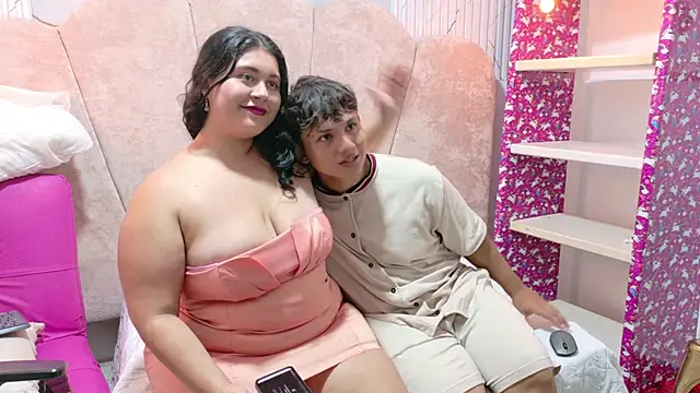Snapshot of ParejaCurvy20 chatting on 05/28/26, 07:11 ParejaCurvy20 online show from 05/28/26, 07:11