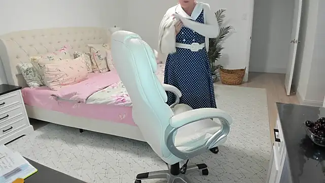 Snapshot of Vika73 chatting on 07/17/26, 11:50 Vika73 online show from 07/17/26, 11:50