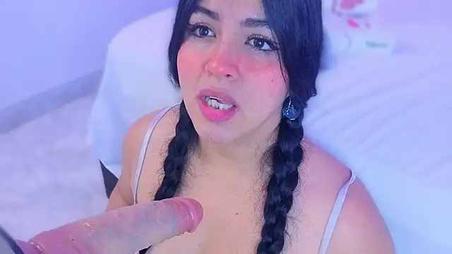 Snapshot of Sofiaa_Bloom chatting on 06/26/26, 06:34 Sofiaa Bloom online show from 06/26/26, 06:34