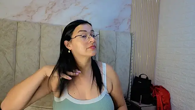 JuliaFerrer online show from 05/17/26, 05:27
