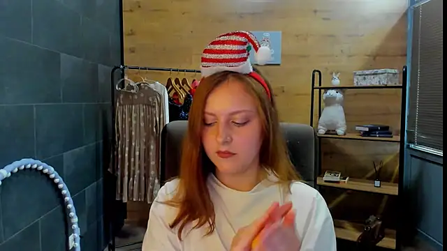 Snapshot of LauraaJohnson chatting on 05/19/26, 01:28 LauraaJohnson online show from 05/19/26, 01:28