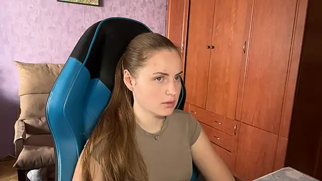 Snapshot of SilkSinner_ chatting on 06/17/26, 12:29 SilkSinner online show from 06/17/26, 12:29