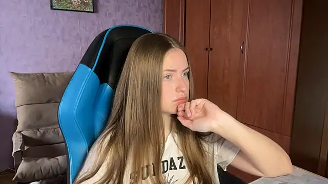 Snapshot of SilkSinner_ chatting on 06/18/26, 11:36 SilkSinner online show from 06/18/26, 11:36
