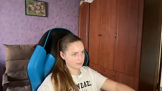 Snapshot of SilkSinner_ chatting on 06/26/26, 10:52 SilkSinner online show from 06/26/26, 10:52